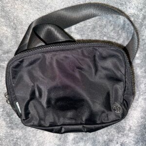 Lululemon 2L belt bag in black
